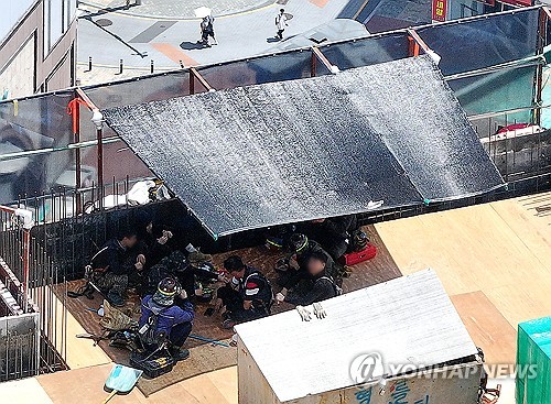 전국 대부분 지역에 폭염특보가 발효됐던 2025년 7월 25일 대구 중구 한 고층 아파트 공사장에서 인부들이 임시 그늘막에서 햇볕을 피하며 휴식을 취하고 있다. [연합뉴스 자료사진]