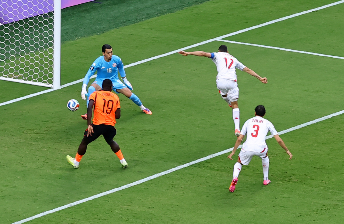 Soccer Football - FIFA World Cup 2026 - Group F - Tunisia v Netherlands - Kansas City Stadium, Kansas City, Missouri, U.S. - June 25, 2026 Tunisia's Ellyes Skhiri scores Netherlands' first with an own goal REUTERS/Bernadett Szabo