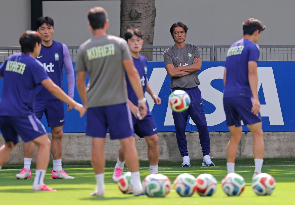 축구 대표팀, 과달라하라서 훈련 (사포판[멕시코 할리스코주]=연합뉴스) 류영석 기자 = 남아프리카공화국과 2026 북중미 월드컵 A조 조별리그 3차전을 치른 한국 축구 국가대표팀 홍명보 감독이 25일(현지시간) 멕시코 과달라하라 인근 사포판의 치바스 바예 베르데에서 대표팀 훈련을 지켜보고 있다. 2026.6.26 ondol@yna.co.kr(끝)