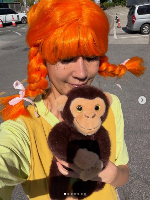 Hong Jin-kyung’s Bold Orange Pigtail Makeover as Pippi Longstocking Revealed on the Set of Screwballs, Where 2PM’s Wooyoung Was Laid on Ice