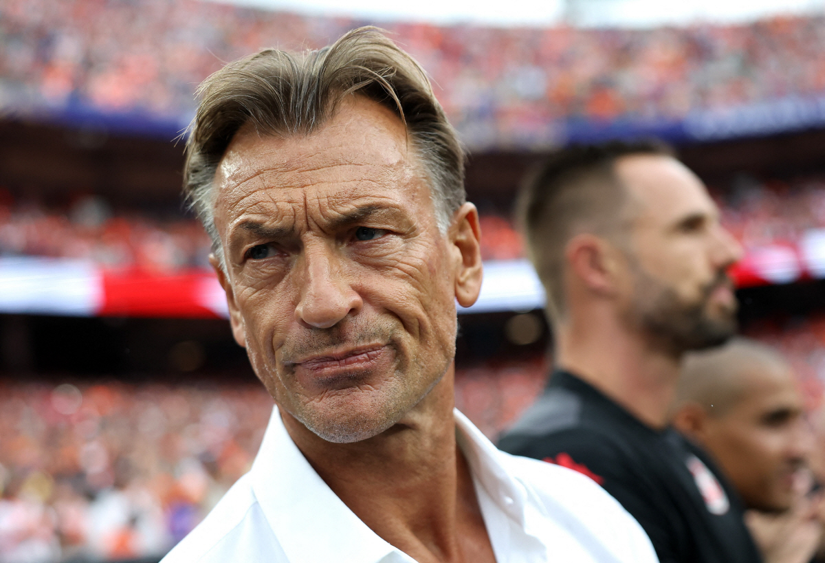KANSAS CITY, MISSOURI - JUNE 25: Herve Renard, Head Coach of Tunisia, looks on before the FIFA World Cup 2026 Group F match between Tunisia and Netherlands at Kansas City Stadium on June 25, 2026 in Kansas City, Missouri. Charlotte Wilson/Getty Images/AFP (Photo by Charlotte Wilson / GETTY IMAGES NORTH AMERICA / Getty Images via AFP)