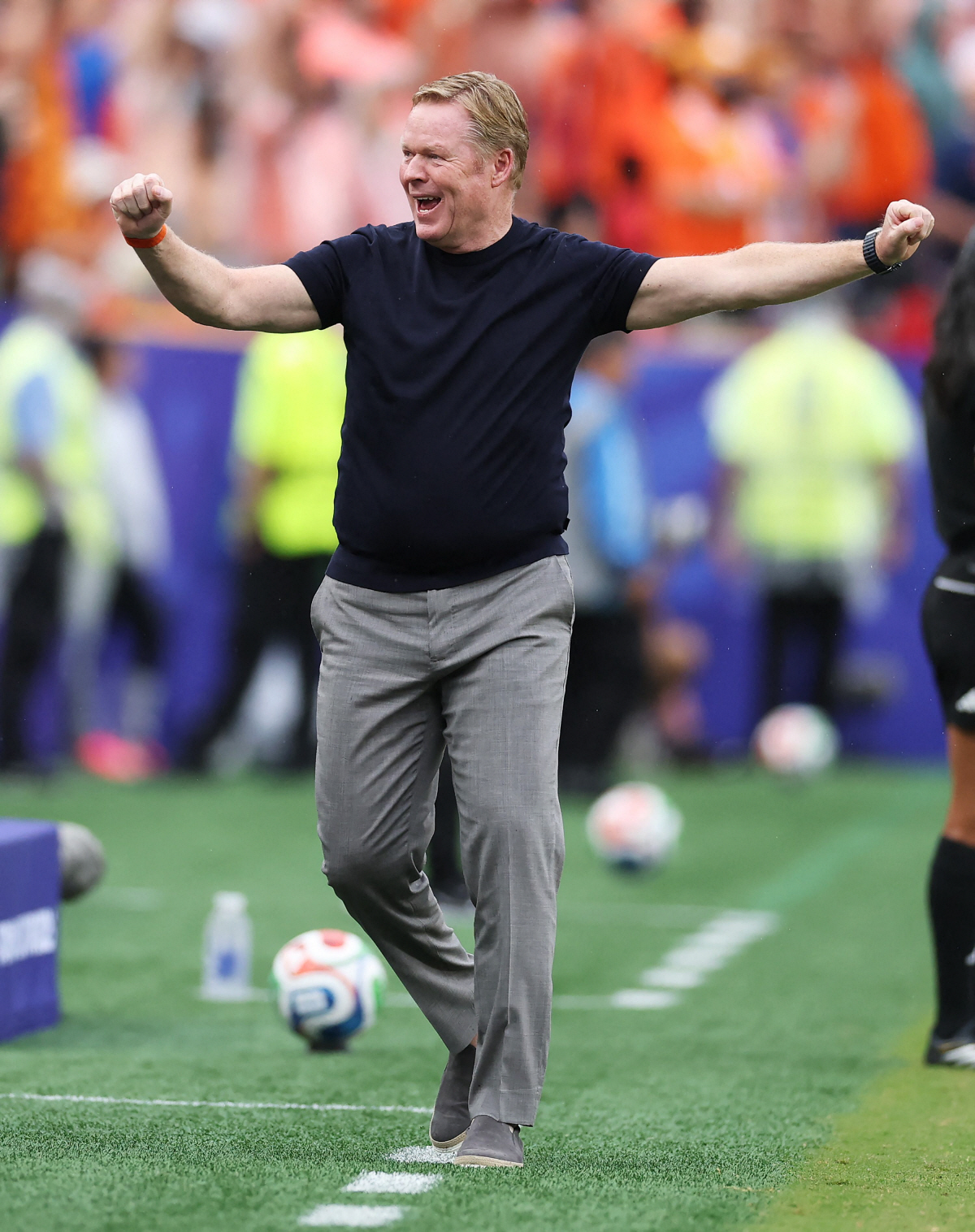 KANSAS CITY, MISSOURI - JUNE 25: Ronald Koeman, Head Coach of Netherlands, celebrates after the team's second goal by Brian Brobbey #19 during the FIFA World Cup 2026 Group F match between Tunisia and Netherlands at Kansas City Stadium on June 25, 2026 in Kansas City, Missouri. Michael Steele/Getty Images/AFP (Photo by MICHAEL STEELE / GETTY IMAGES NORTH AMERICA / Getty Images via AFP)