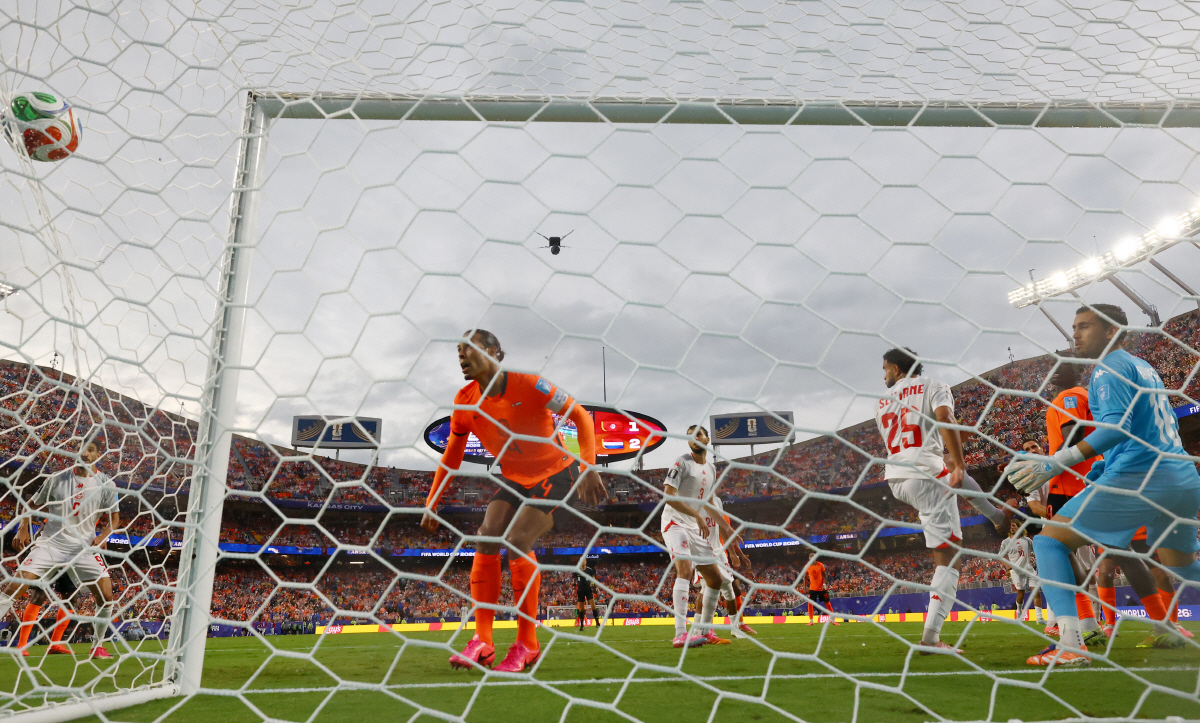 Soccer Football - FIFA World Cup 2026 - Group F - Tunisia v Netherlands - Kansas City Stadium, Kansas City, Missouri, U.S. - June 25, 2026 Netherlands' Jan Paul van Hecke scores their third goal REUTERS/Claudia Greco