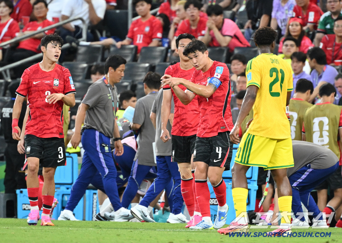 25일(한국시각) 멕시코 몬테레이 인근 과달루페의 에스타디오 몬테레이에서 열린 2026 북중미 월드컵 대한민국과 남아공의 경기. 김민재가 하이드레이션브레이크 때 선수들을 격려하고 있다. 과달루페(멕시코)=허상욱 기자 wook@sportschosun.com/2026.06.25/