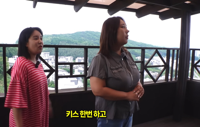 '194만 유튜버' 랄랄, 2세대 합친 펜트하우스 내부 공개...풍자 "성공했구나"