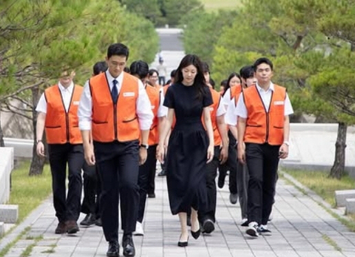 'Kim Min-hyung, daughter-in-law of a conglomerate family, visits the National Cemetery with Hoban Group new hires for volunteer work'