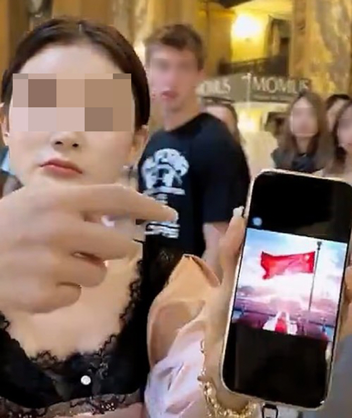 'Stop Taking Photos' 'Why Are You Disrespecting Chinese People?' ... Bad Behavior at a Photo Spot in a Famous Tourist Destination