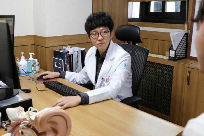 Section Chief Yoon Seung-jae during treatment