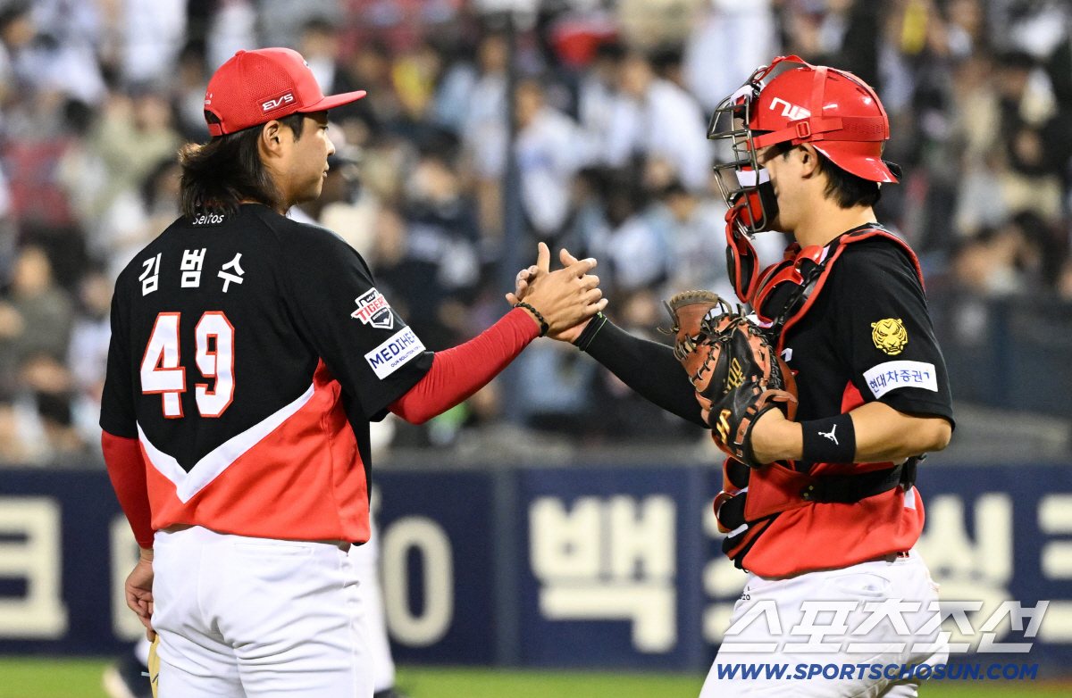17일 잠실구장에서 열린 두산과 KIA의 경기. 승리한 KIA 김범수가 기뻐하고 있다. 잠실=박재만 기자 pjm@sportschosun.com/2026.04.17/