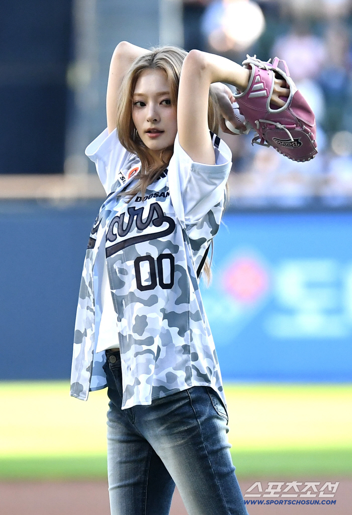 Lee Na-kyung's serious gaze as she throws the ceremonial first pitch