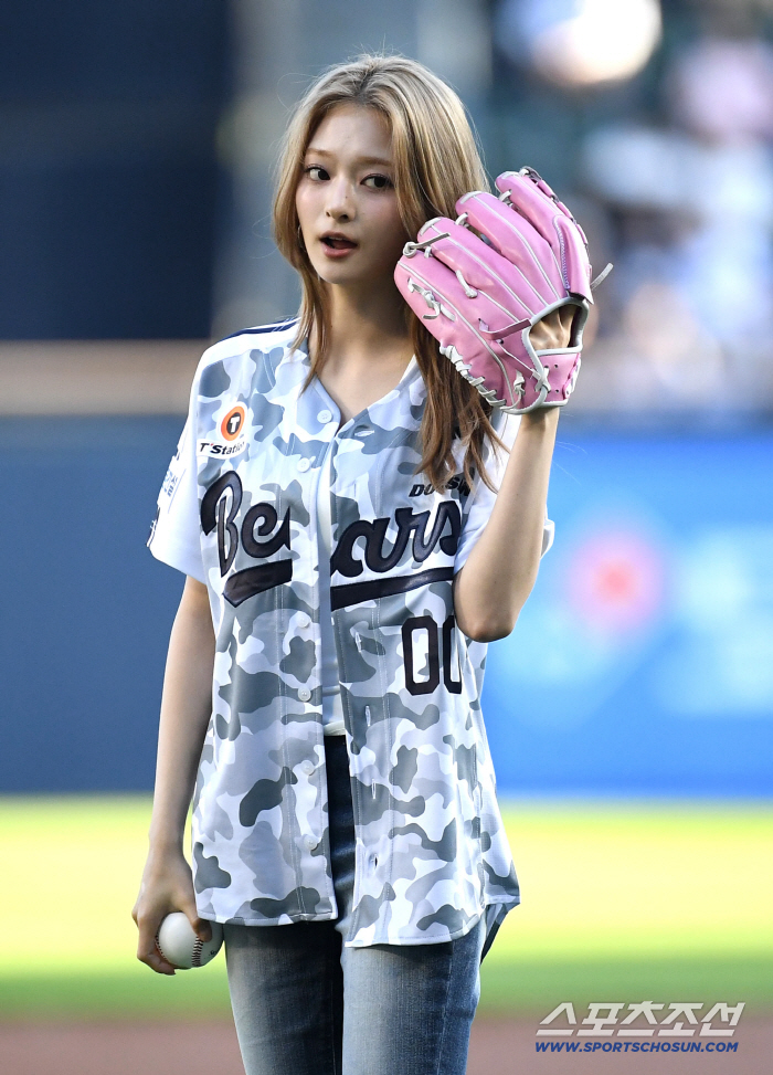 Lee Na-kyung's ceremonial first pitch, 'a serious sign exchange'