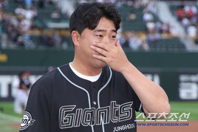 "절대 안 운다더니…" 사직구장에 다시울린 응원가에 눈물 왈칵. 우여곡절 우천취소 정훈 은퇴식