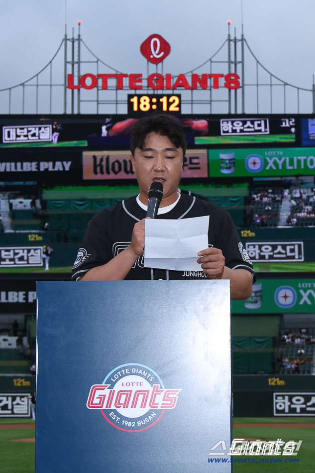 정훈이 26일 자신의 은퇴식에서 은퇴사를 하고 있다. 사진제공=롯데 자이언츠