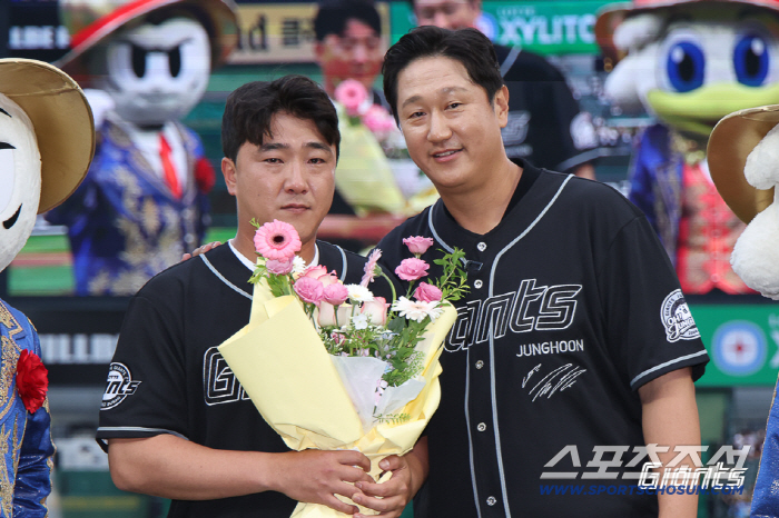 정훈의 은퇴식에 친한 선배 이대호가 찾았다. 사진제공=롯데 자이언츠