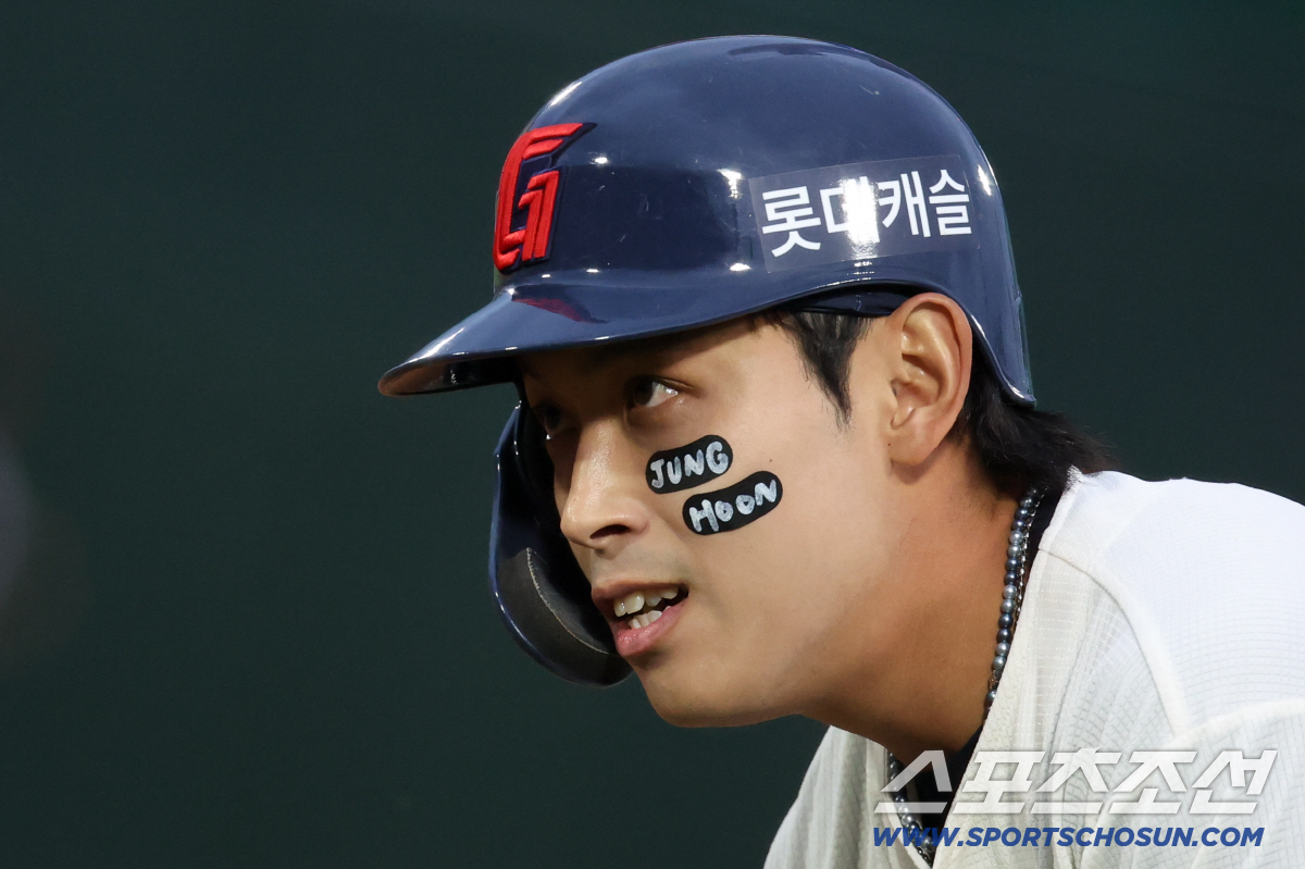 황성빈이 JUNG HOON이 적힌 패치를 얼굴에 붙이고 경기를 하고 있다. 사진제공=롯데 자이언츠