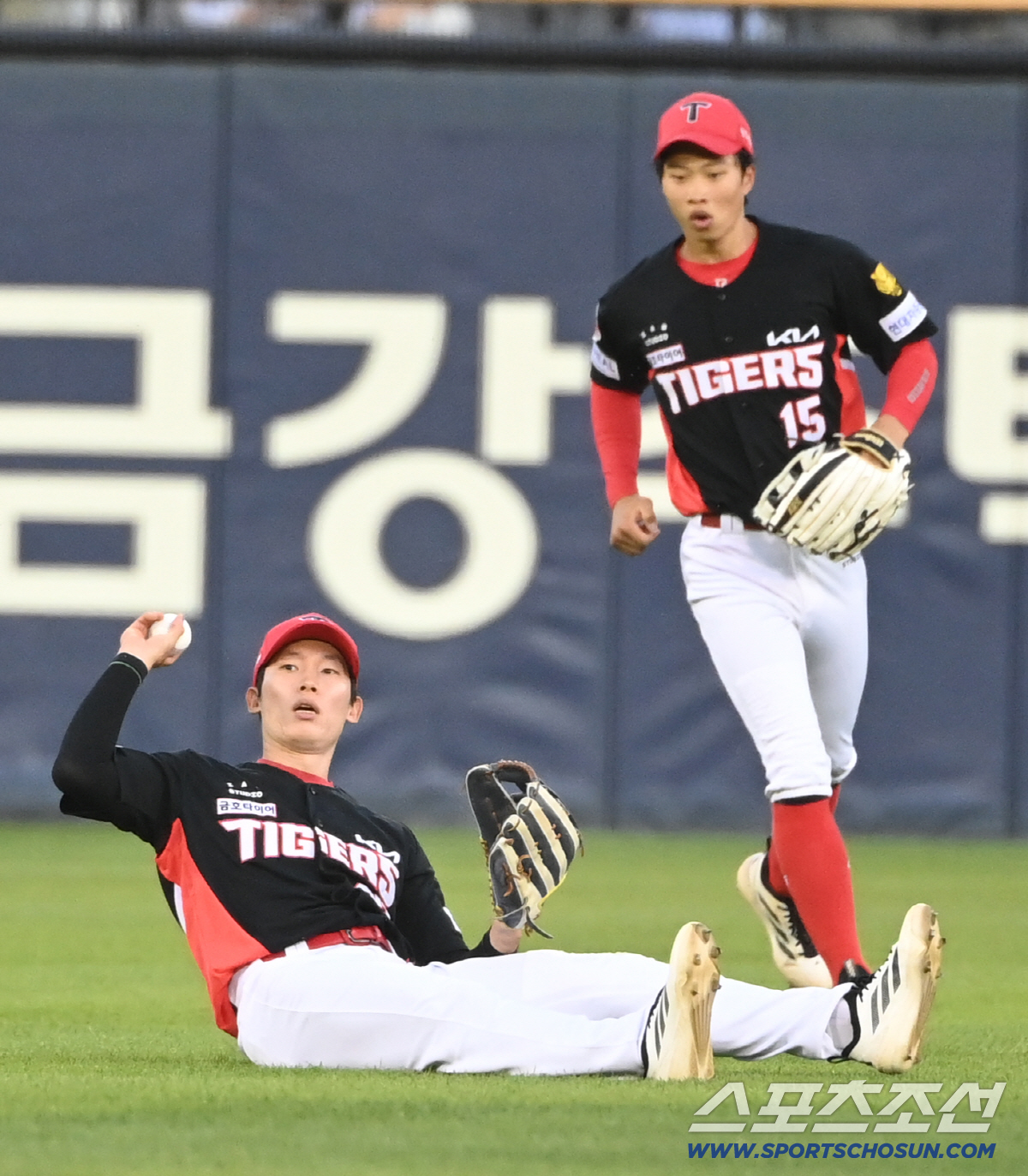 30일 잠실야구장에서 열린 KIA와 LG의 경기. 8회말 2사 1루 김호령이 박동원의 타구에 몸을 날려 잡아내고 있다. 잠실=허상욱 기자 wook@sportschosun.com/2026.05.30/