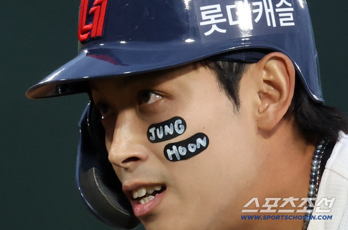 '이대호 때처럼은 못해도…' 황성빈이 직접 쓴 'JUNG HOON' 패치, 롯데는 마지막 승리를 선물을 했다