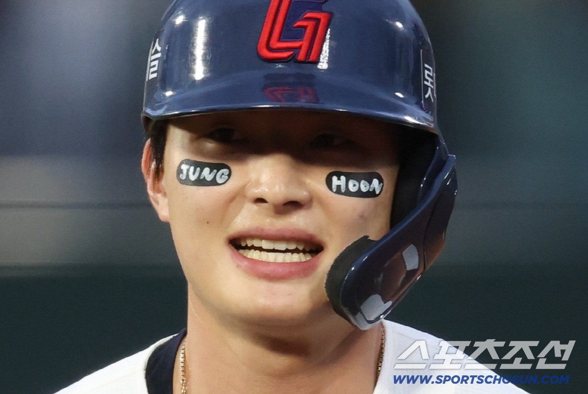 롯데 자이언츠 윤동희가 26일 부산 LG전서 정훈의 은퇴식을 맞아 'JUNG HOON'이라고 적힌 아이패치를 붙이고 경기하고 있다. 사진제공=롯데 자이언츠