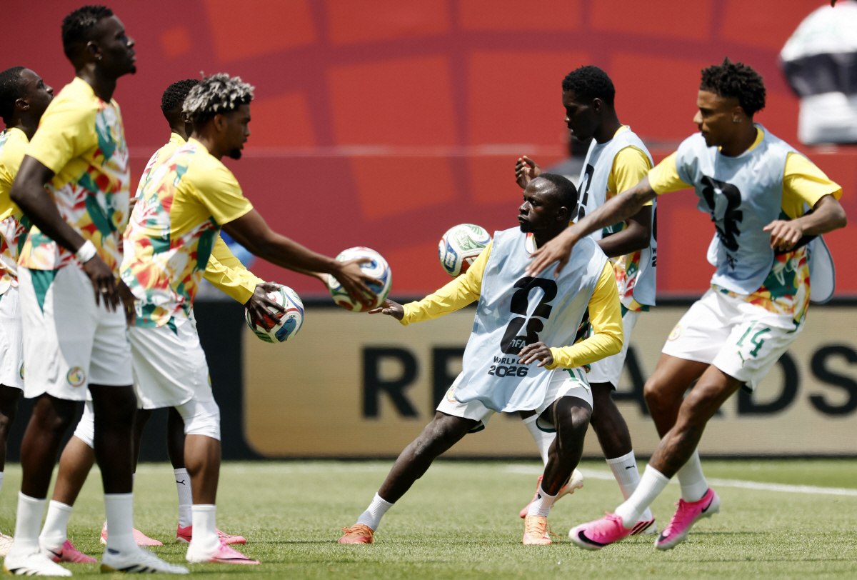 Soccer Football - FIFA World Cup 2026 - Group I - Senegal v Iraq - Toronto Stadium, Toronto, Canada - June 26, 2026 Senegal's Sadio Mane with teammates during training REUTERS/Benoit Tessier