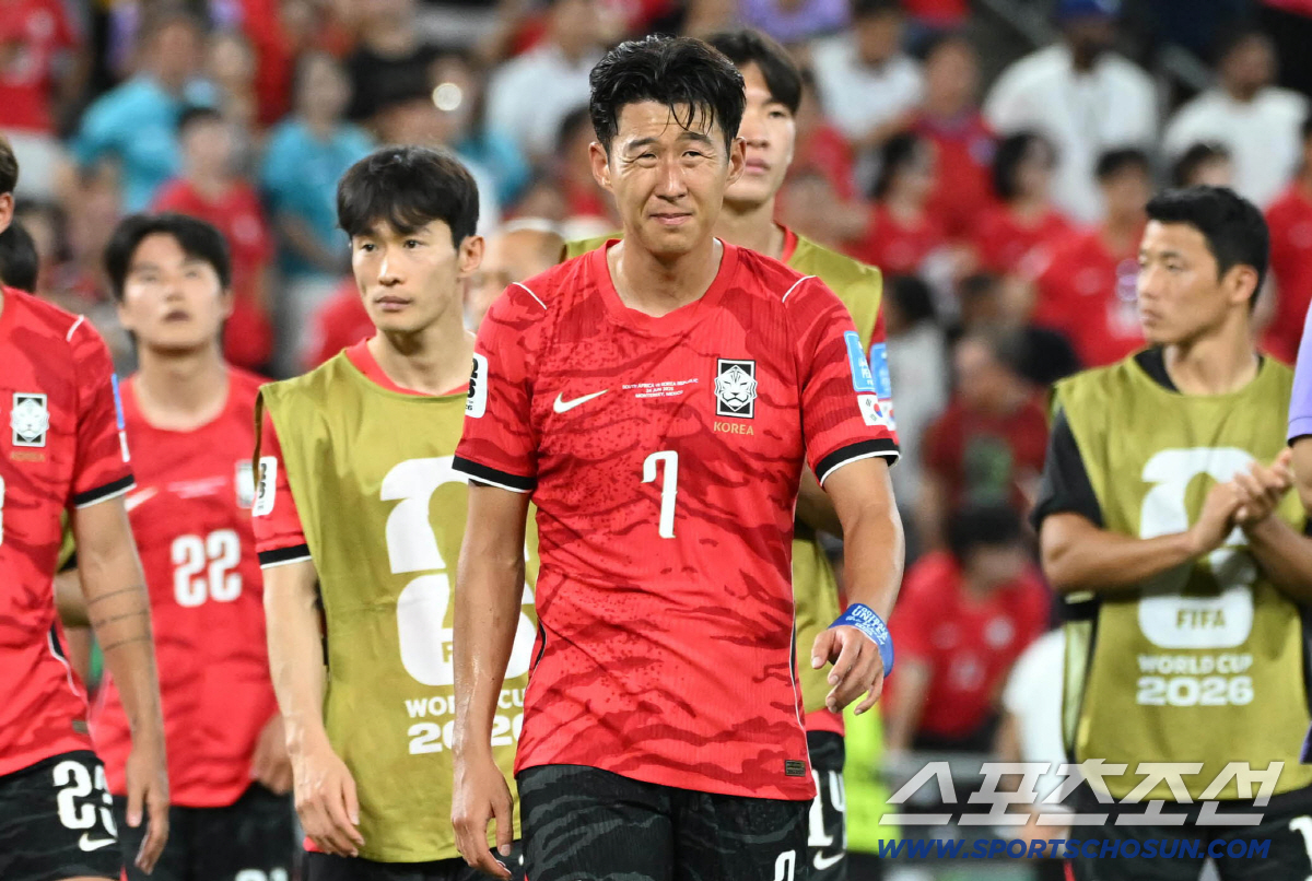 25일(한국시각) 멕시코 몬테레이 인근 과달루페의 에스타디오 몬테레이에서 열린 2026 북중미 월드컵 대한민국과 남아공의 경기. 한국 대표팀이 0-1로 패하자 손흥민이 아쉬워하고 있다. 과달루페(멕시코)=허상욱 기자 wook@sportschosun.com/2026.06.25/