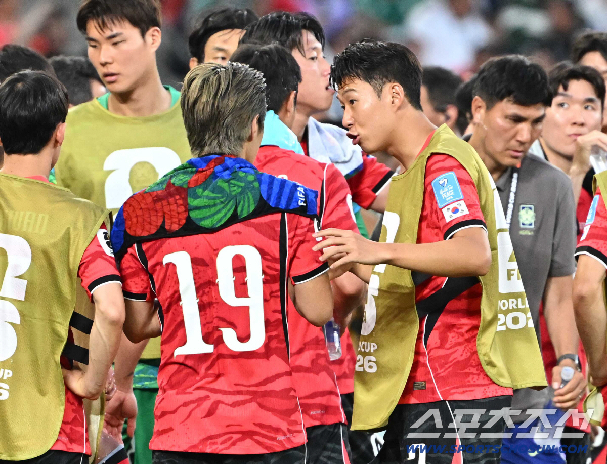 25일(한국시각) 멕시코 몬테레이 인근 과달루페의 에스타디오 몬테레이에서 열린 2026 북중미 월드컵 대한민국과 남아공의 경기. 하이드레이션 브레이크때 손흥민이 이강인에게 이야기를 하고 있다. 과달루페(멕시코)=허상욱 기자 wook@sportschosun.com/2026.06.25/