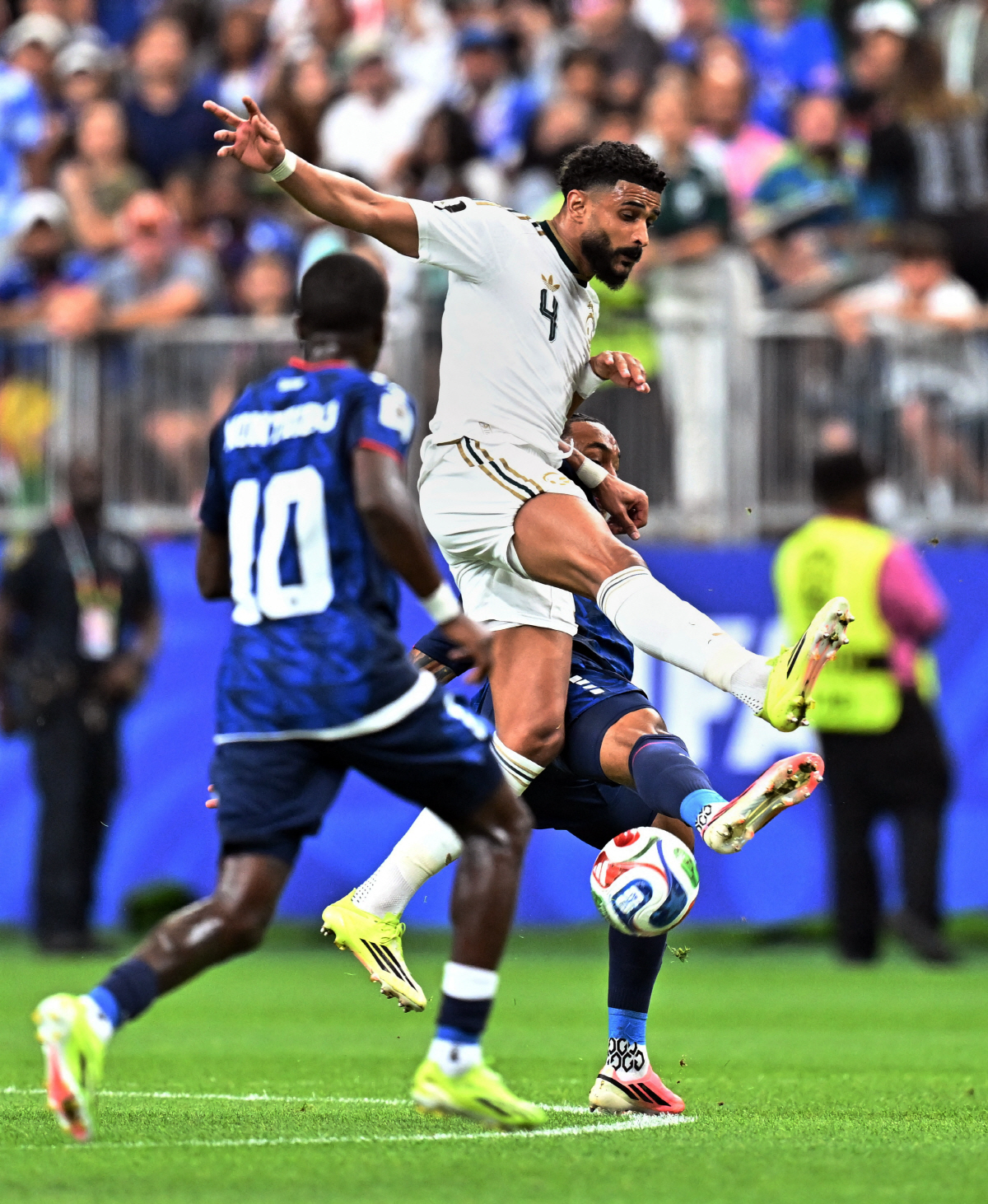 Soccer Football - FIFA World Cup 2026 - Group H - Cape Verde v Saudi Arabia - Houston Stadium, Houston, Texas, U.S. - June 26, 2026 Saudi Arabia's Abdulelah Al-Amri in action with Cape Verde's Dailon Livramento IMAGN IMAGES via Reuters/Maria Lysaker