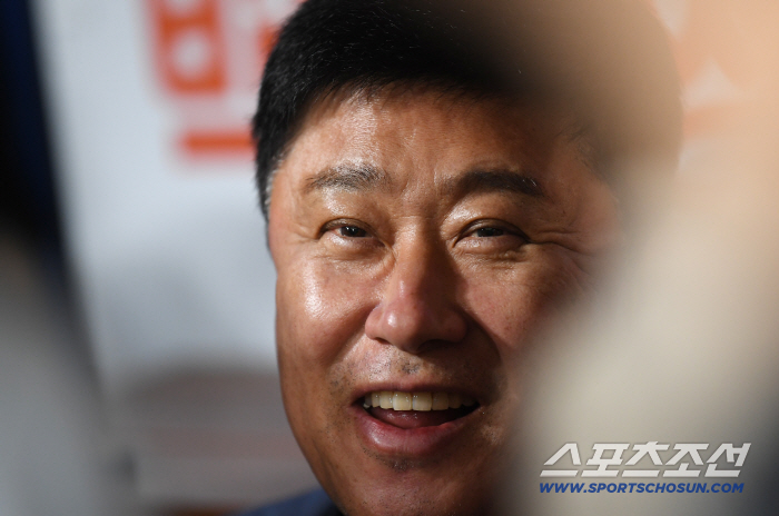 "'어떻게... 피해?' 1위→5위→2위→4위 줄줄이 센팀 만나는 김태형의 농담 속 진심 "잘던지고 잘쳐야"