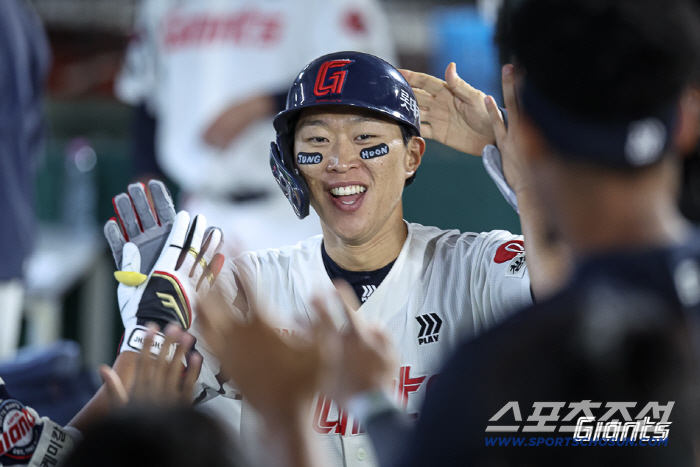 롯데 박승욱이 26일 부산 LG전서 득점한 뒤 동료들의 축하를 받고 있다. 사진제공=롯데 자이언츠