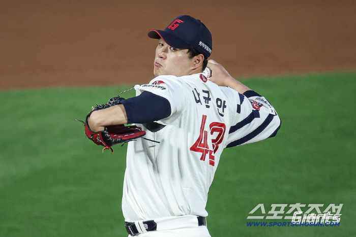 롯데 나균안이 26일 부산 LG전서 선발 등판해 역투하고 있다. 사진제공=롯데 자이언츠