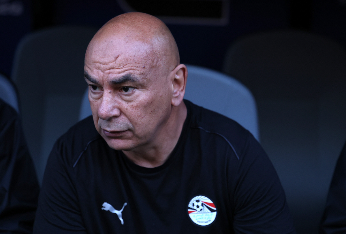 SEATTLE, WASHINGTON - JUNE 26: Hossam Hassan, Head Coach of Egypt, looks on before the FIFA World Cup 2026 Group G match between Egypt and IR Iran at Seattle Stadium on June 26, 2026 in Seattle, Washington. Richard Heathcote/Getty Images/AFP (Photo by Richard HEATHCOTE / GETTY IMAGES NORTH AMERICA / Getty Images via AFP)