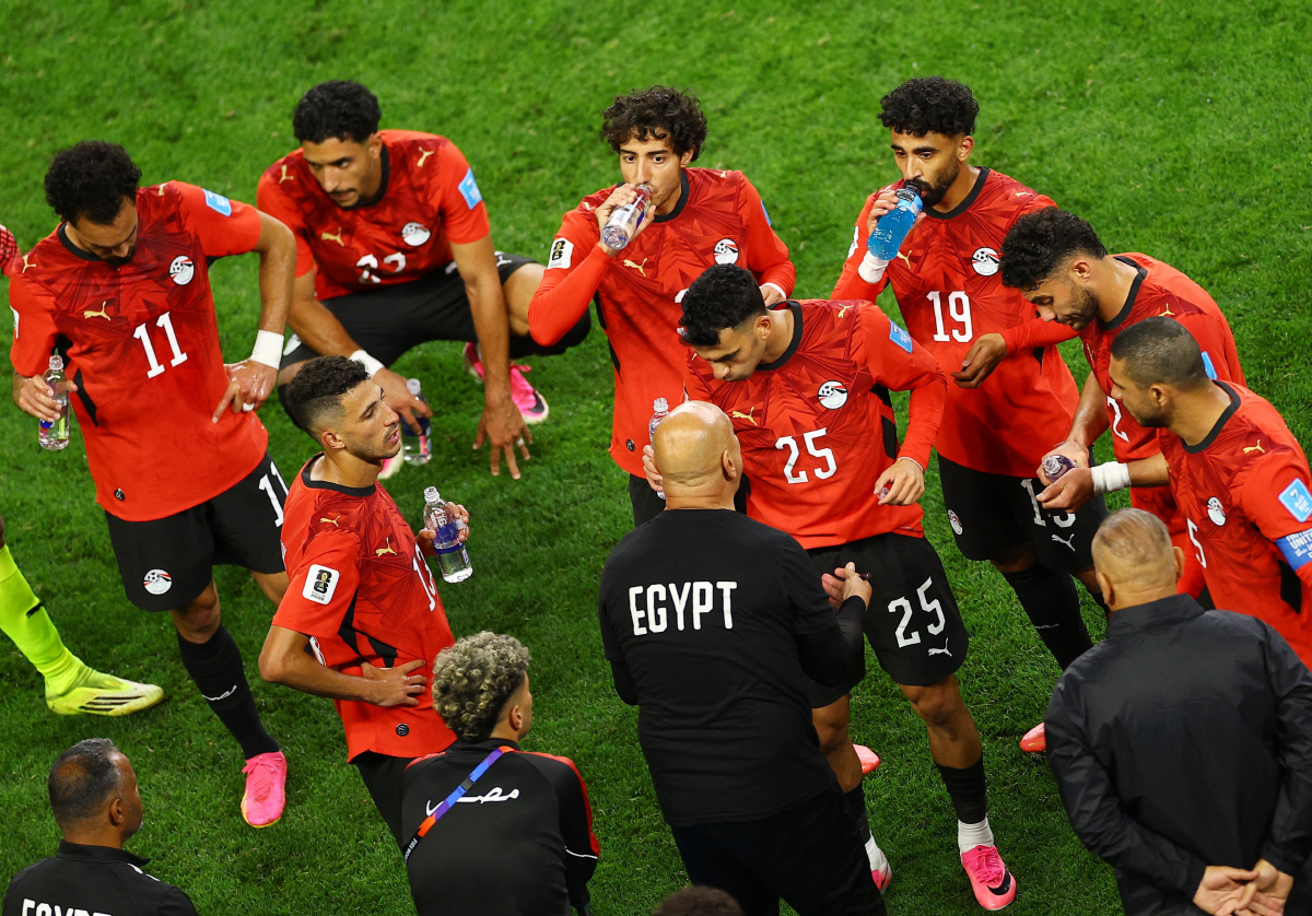 Soccer Football - FIFA World Cup 2026 - Group G - Egypt v Iran - Seattle Stadium, Seattle, Washington, U.S. - June 26, 2026 Egypt coach Hossam Hassan gives instructions to his players during a hydration break REUTERS/Lisi Niesner