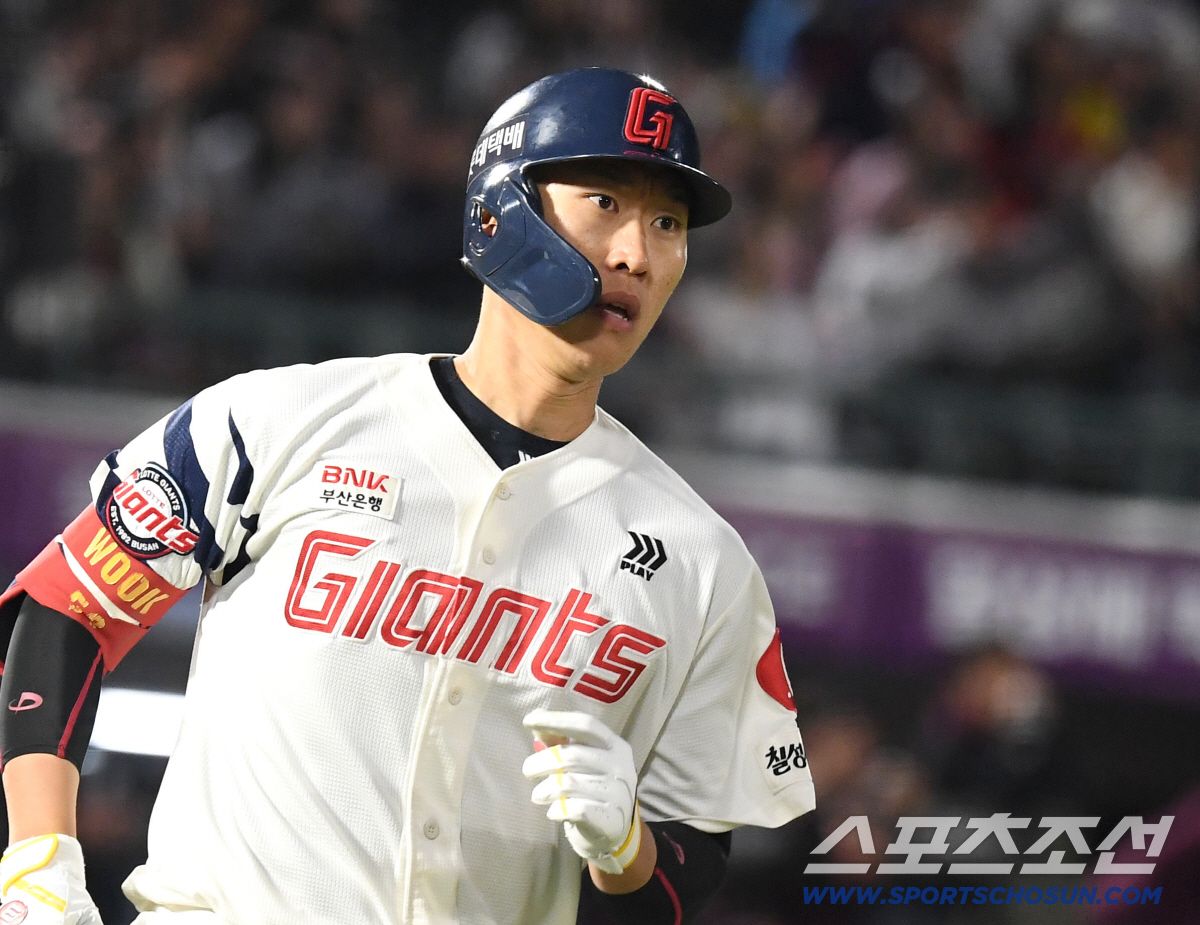29일 부산 사직야구장에서 열린 롯데와 키움의 경기. 8회말 동점 투런포 날린 롯데 박승욱. 부산=송정헌 기자 songs@sportschosun.com/2026.04.29/
