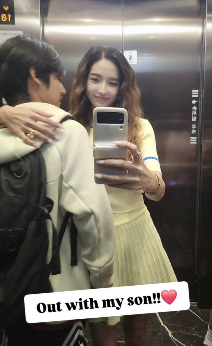 Han Chae-young's 13-year-old son already has idol potential... Stunning genes, 'visual shock beauty'