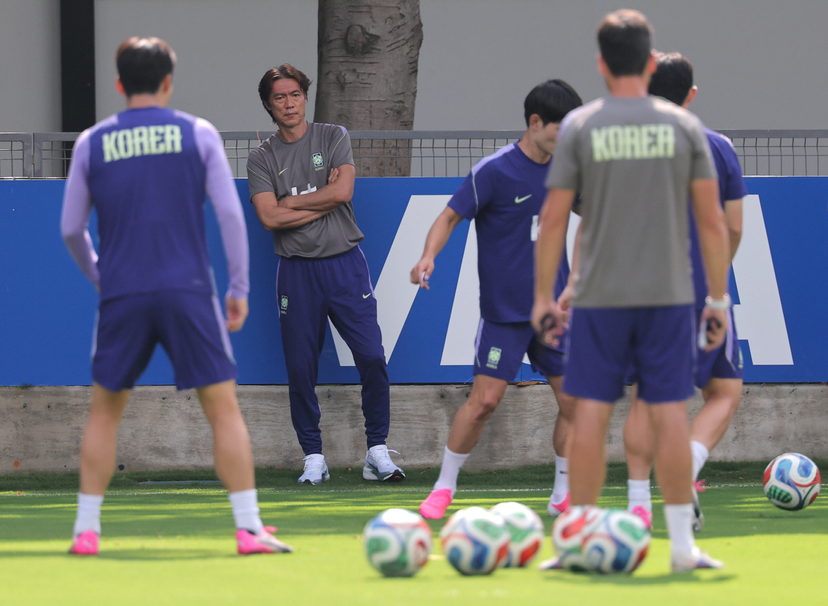 훈련 지도하는 홍명보 감독 (사포판[멕시코 할리스코주]=연합뉴스) 류영석 기자 = 남아프리카공화국과 2026 북중미 월드컵 A조 조별리그 3차전을 치른 한국 축구 국가대표팀 홍명보 감독이 25일(현지시간) 멕시코 과달라하라 인근 사포판의 치바스 바예 베르데에서 대표팀 훈련을 지켜보고 있다. 2026.6.26