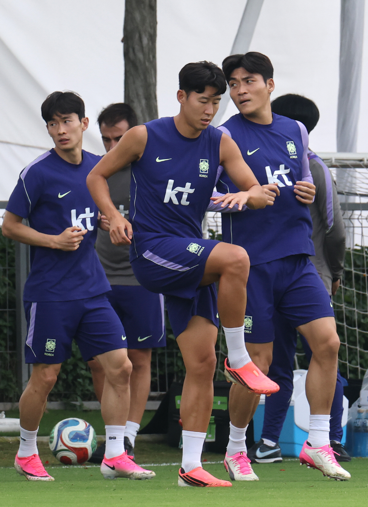 충격패배 후 회복훈련 하는 한국 선수들 (사포판[멕시코 할리스코주]=연합뉴스) 최재구 기자 = 2026 북중미 월드컵 A조 조별리그 3차전에서 남아공에 패해 32강 합류를 위해 다른 조의 결과를 기다리고 있는 한국 축구국가대표팀이 25일(현지시간) 팀 베이스캠프인 멕시코 과달라하라로 돌아와 사포판 치바스 바예 베르데에서 회복훈련을 했다. 주장 손흥민을 비롯한 선수들이 회복훈련을 하고 있다. 2026.6.26
