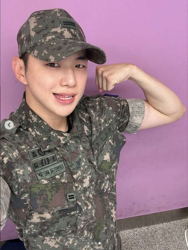 Kang Daniel, Serving in the Military, Shows Off a Bulked-Up Physique... Broader Shoulders and Toned Arms