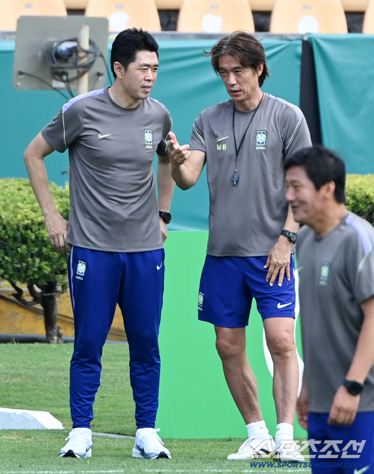 2026 북중미 월드컵 남아공전을 하루 앞둔 대한민국 월드컵 대표팀이 24일(한국시각) 멕시코 몬테레이 인근 산니콜라스의 에스타디오 우니베르시타리오에서 공식 훈련을 가졌다. 홍명보 감독이 현영민 전력강화위원장과 이야기를 하고 있다. 산니콜라스(멕시코)=허상욱 기자 wook@sportschosun.com/2026.06.24/