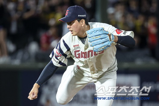 '3연속 포크볼→헛스윙, 헛스윙, 헛스윙' 8회 위기 지운 전직 마무리. 김태형 감독 "마음먹으면 150㎞ 던진다. 그런데.."