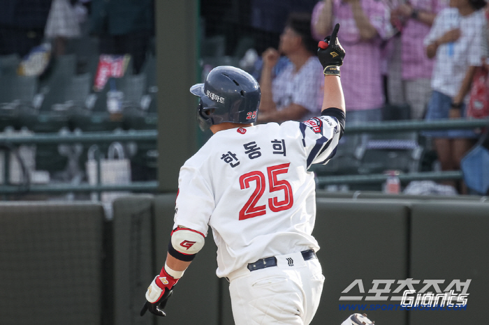 롯데 한동희가 27일 LG전서 역전 투런포를 쳤다. 사진제공=롯데 자이언츠
