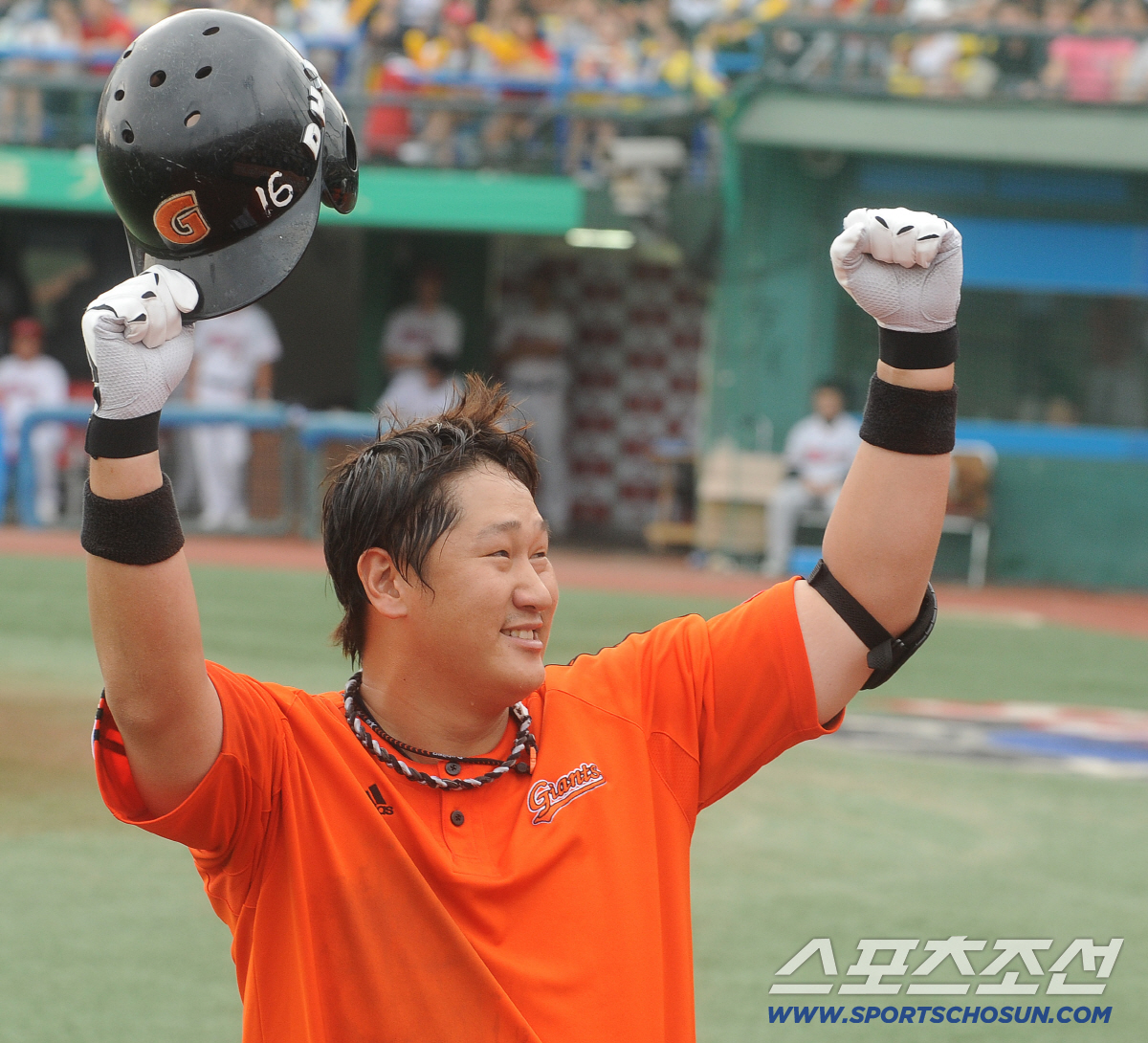 [스포츠조선=사진DB] 2010년 8월 14일 롯데와 KIA의 경기에서 2회초 1사 1,2루 김희걸의 볼을 통타해 9경기 연속홈런을 터뜨린 이대호.