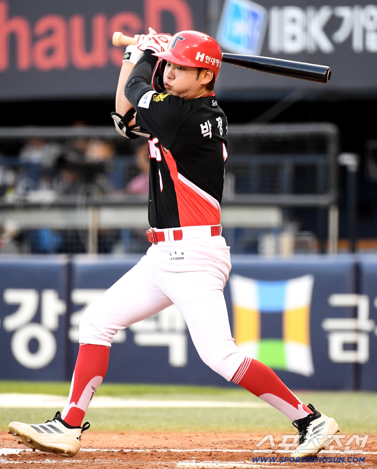 26일 잠실구장에서 열린 두산과 KIA의 주말 3연전 첫 번째 경기. 타격하는 KIA 박정우. 잠실=송정헌 기자 songs@sportschosun.com/2026.06.26/