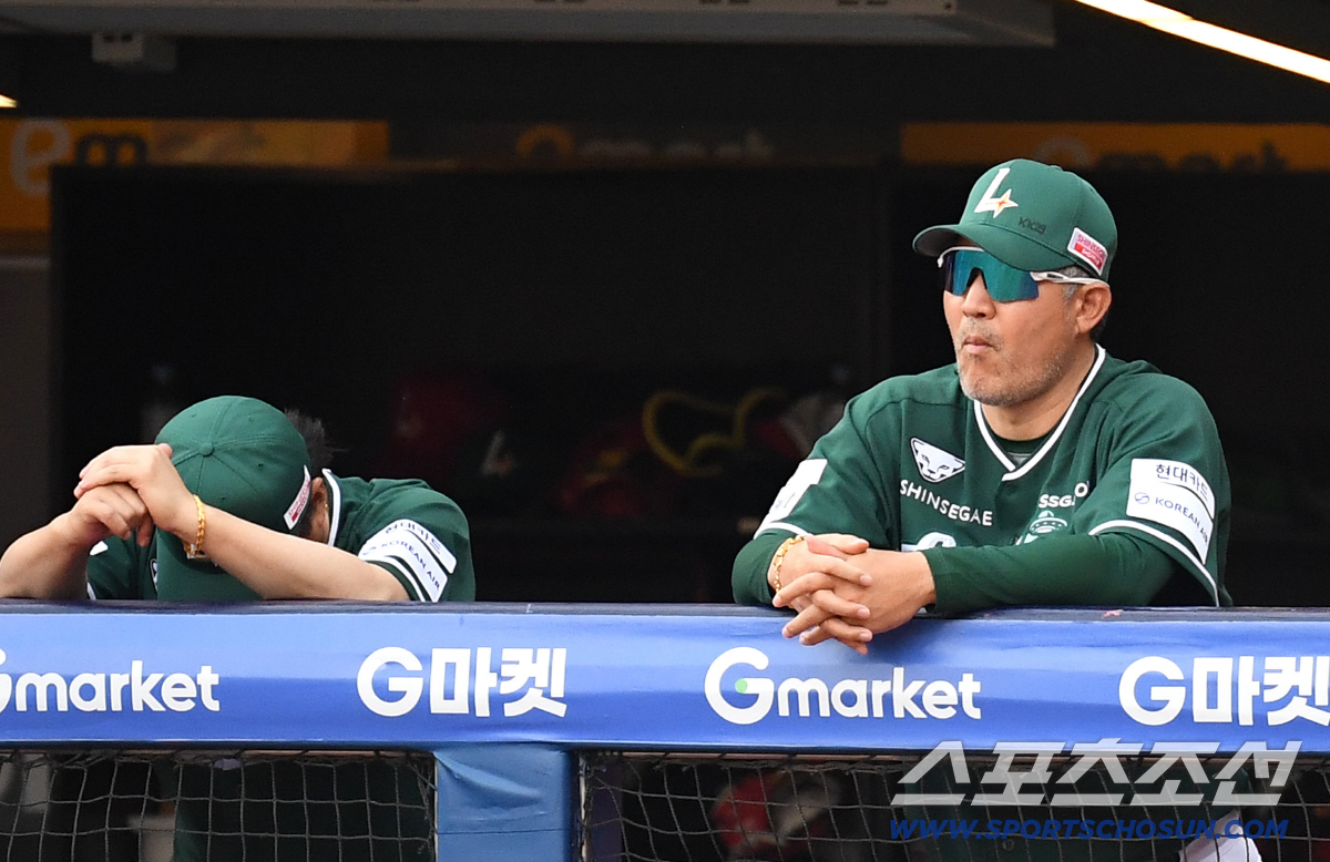 27일 인천 SSG랜더스필드에서 열린 SSG와 한화의 경기. 5회 SSG 선발 타케다가 한화에 5실점을 허용했다. 경기 지켜보는 SSG 이숭용 감독. 인천=송정헌 기자 songs@sportschosun.com/2026.06.27/
