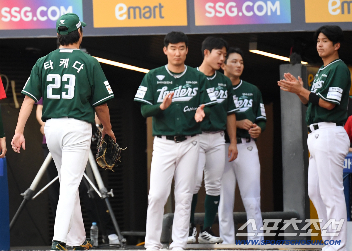 27일 인천 SSG랜더스필드에서 열린 SSG와 한화의 경기. 6회초 2사 만루. 강판 당하는 SSG 선발 타케다. 인천=송정헌 기자 songs@sportschosun.com/2026.06.27/