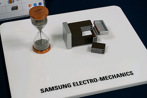 (서울=연합뉴스) 삼성전기가 인공지능(AI) 서버, 전장(차량용 전기·전자장비) 등 소위 '더블에이 (AA)' 시장을 겨냥해 적층세라믹커패시터(MLCC) 사업 포트폴리오 확대를 가속한다고 15일 밝혔다. 사진은 삼성전기 MLCC 제품. 2025.7.15 [삼성전기 제공. 재판매 및 DB 금지] photo@yna.co.kr