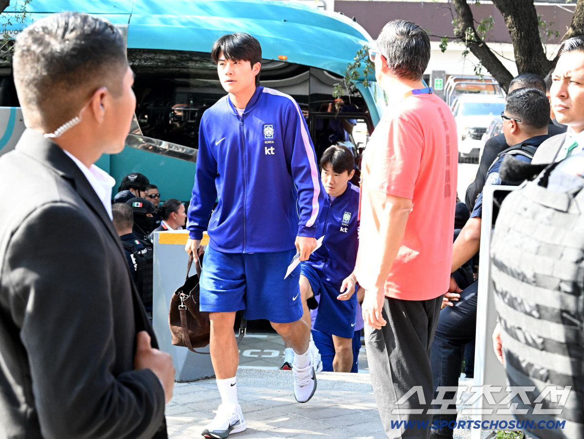 22일(한국시각) 대한민국 월드컵대표팀이 2026 북중미 월드컵 남아공과의 경기를 위해 멕시코 몬테레이에 입성했다. 대표팀 숙소로 들어서는 설영우와 양현준의 모습. 몬테레이(멕시코)=허상욱 기자 wook@sportschosun.com/2026.06.22/