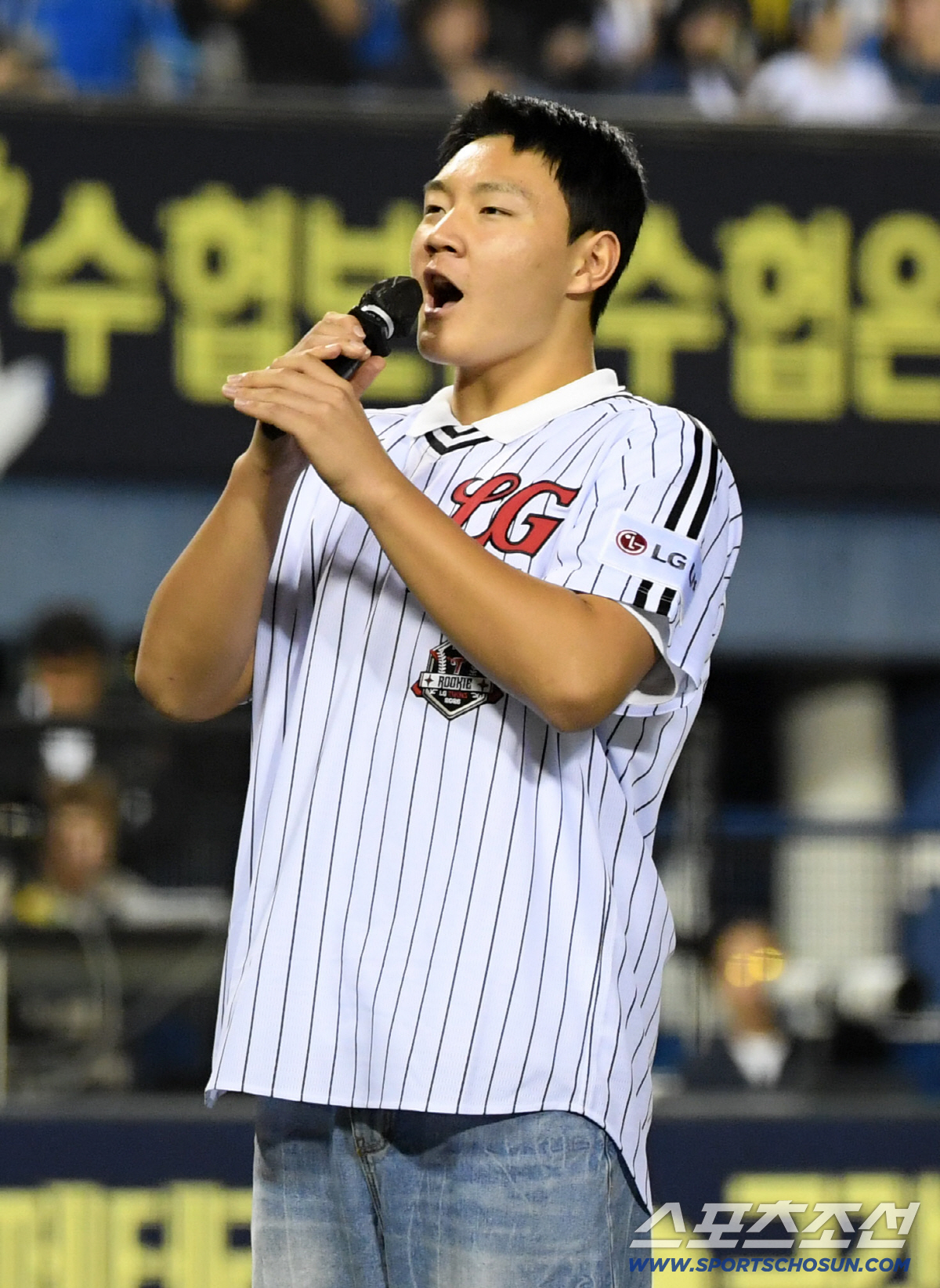 1일 잠실구장에서 열린 LG 트윈스와 NC 다이노스의 경기. 2026 KBO 신인 드래프트에서 LG에 지명받은 양우진이 팬들에게 인사를 하고 있다. 잠실=박재만 기자 pjm@sportschosun.com/2025.10.01/
