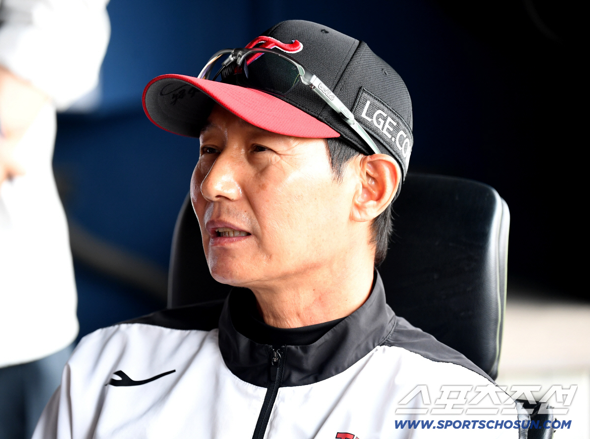 21일 잠실구장에서 열리는 LG와 두산의 주말 3연전 마지막 경기. 인터뷰 하고 있는 LG 염경엽 감독. 잠실=송정헌 기자 songs@sportschosun.com/2026.06.21/