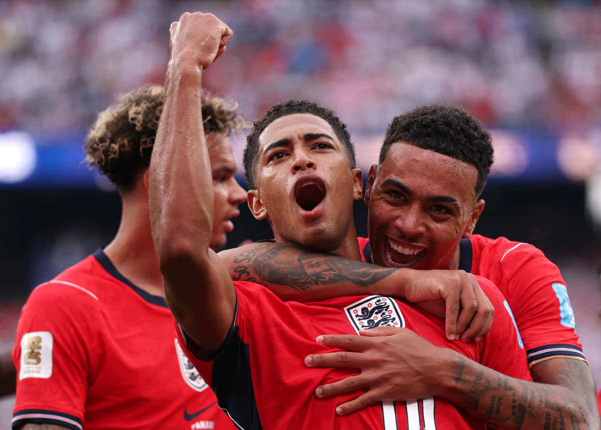 EAST RUTHERFORD, NEW JERSEY - JUNE 27: Jude Bellingham #10 of England celebrates with teammates after scoring the team's first goal during the FIFA World Cup 2026 Group L match between Panama and England at New York New Jersey Stadium on June 27, 2026 in East Rutherford, New Jersey. Mattia Ozbot/Getty Images/AFP (Photo by Mattia Ozbot / GETTY IMAGES NORTH AMERICA / Getty Images via AFP)