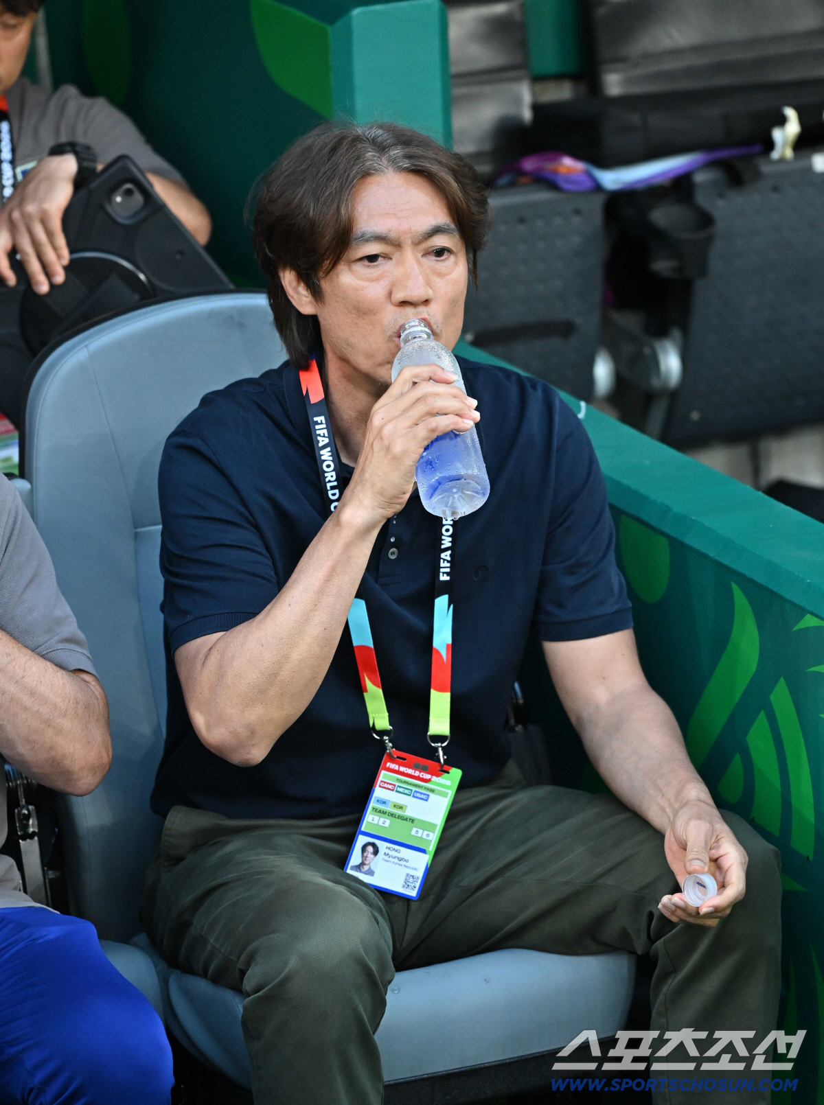 25일(한국시각) 멕시코 몬테레이 인근 과달루페의 에스타디오 몬테레이에서 열린 2026 북중미 월드컵 대한민국과 남아공의 경기. 홍명보 감독이 경기 시작을 기다리며 물을 마시고 있다. 과달루페(멕시코)=허상욱 기자 wook@sportschosun.com/2026.06.25/