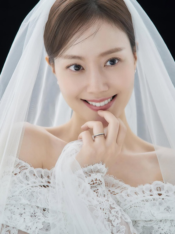 Moon Chae-won to Tie the Knot Today (28th)... Denies Rumor That Her Younger Boyfriend Is a Dermatologist